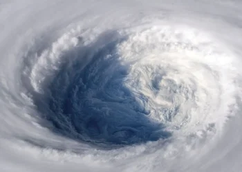 hong-kong-se-prepara-para-a-chegada-de-tufao-wipha