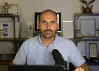 eduardo-bolsonaro-promete-“sacrificio-pessoal”-para-tirar-moraes-do-stf-e-ameaca-delegado-da-pf