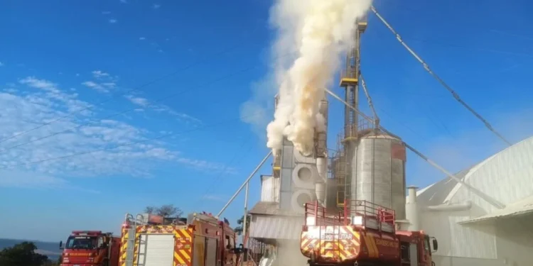 armazem-de-graos-pega-fogo-em-mineiros