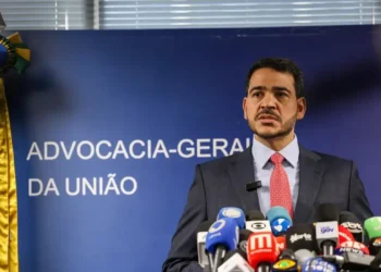 agu-pede-apuracao-de-lucros-com-tarifa-de-trump