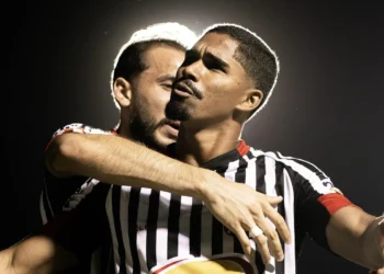 anapolis-vence-o-guarani-no-jonas-duarte,-deixa-a-lanterna-e-respira-na-serie-c