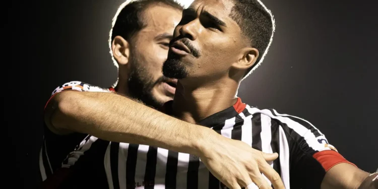 anapolis-vence-o-guarani-no-jonas-duarte,-deixa-a-lanterna-e-respira-na-serie-c