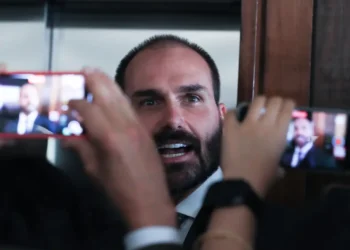 aliados-articulam-cargo-de-secretario-para-eduardo-bolsonaro-evitar-perda-de-mandato