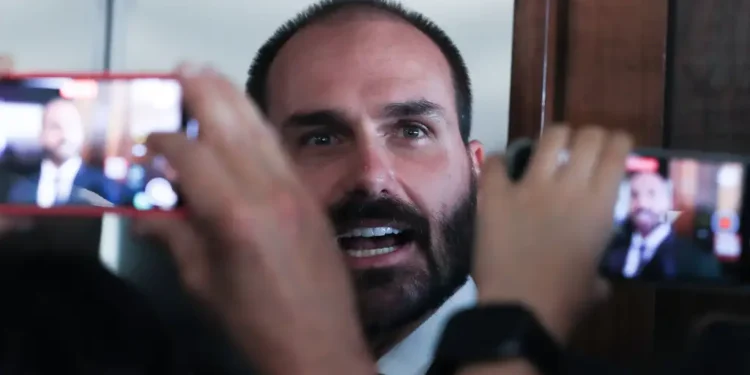 aliados-articulam-cargo-de-secretario-para-eduardo-bolsonaro-evitar-perda-de-mandato