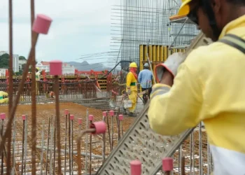 jornada-4×3-vai-quebrar-empresas,-causar-desemprego-e-atrasar-o-pais