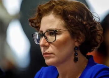 foragida,-deputada-carla-zambelli-pede-abrigo-politico-e-agradece-flavio-bolsonaro