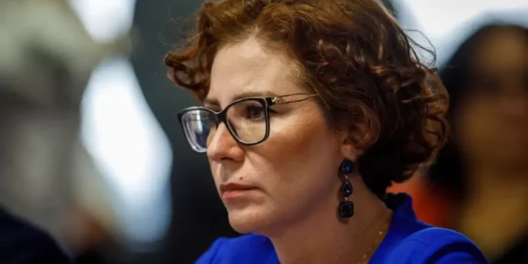 foragida,-deputada-carla-zambelli-pede-abrigo-politico-e-agradece-flavio-bolsonaro