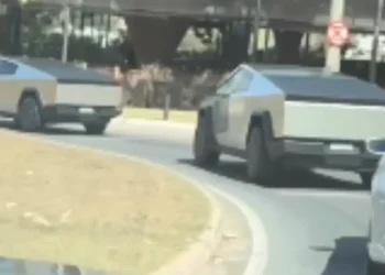 cybertrucks-da-tesla-de-r$ 1,5-milhao-desfilam-em-goiania