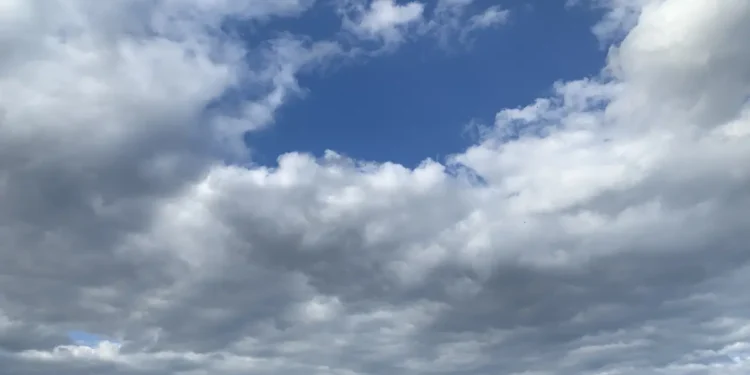 quarta-(30)-tera-sol-com-muitas-nuvens-a-tarde,-com-previsao-de-noite-nublada,-em-goiania