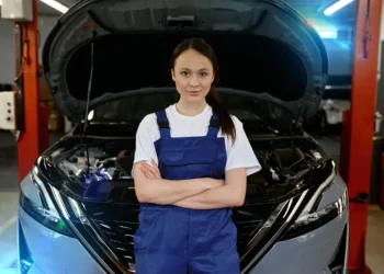 presenca-feminina-nas-oficinas-cresce-230%-e-redefine-perfil-do-setor-automotivo