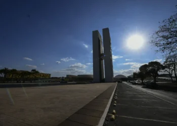 em-agosto,-congresso-volta-pressionado-por-tarifaco,-anistia-e-promessa-de-isencao-do-ir