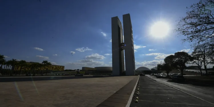 em-agosto,-congresso-volta-pressionado-por-tarifaco,-anistia-e-promessa-de-isencao-do-ir