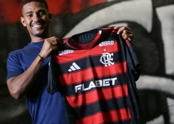 samuel-lino-desembarca-no-rio-de-janeiro-e-enaltece-retorno-ao-flamengo