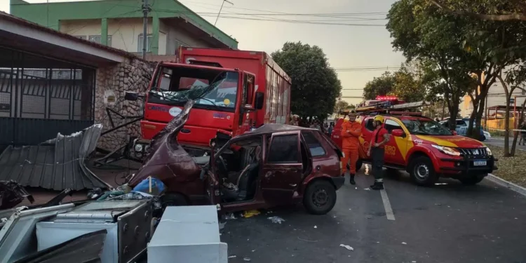 acidente-entre-caminhao-e-carro-termina-com-tres-mortes