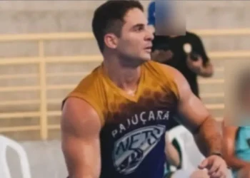 discussao-por-ciumes-termina-em-agressao-brutal:-ex-jogador-da-60-socos-na-namorada-em-elevador