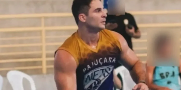 discussao-por-ciumes-termina-em-agressao-brutal:-ex-jogador-da-60-socos-na-namorada-em-elevador