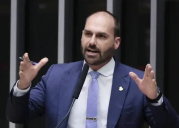 eduardo-bolsonaro-cobra-apoio-irrestrito-e-esbarra-na-opiniao-publica