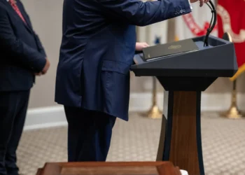 trump-considera-brasil-como-ameaca-“incomum”-ao-assinar-tarifaco-de-50%