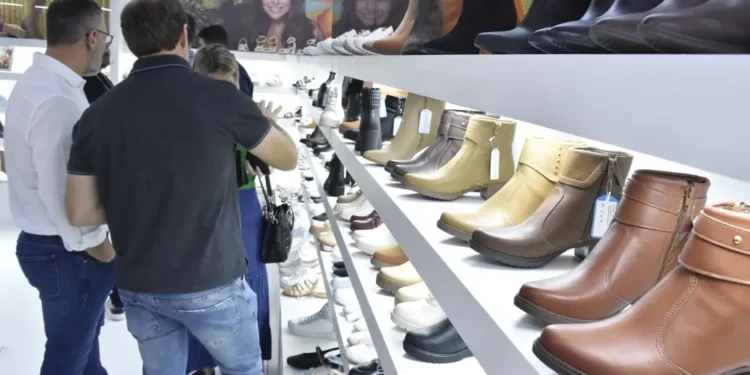 calcadistas-projetam-8-mil-demissoes-com-tarifa-de-50%-imposta-pelos-eua