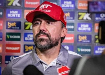 luizinho-lopes-e-demitido-do-comando-tecnico-do-vila-nova-apos-derrota-para-o-coritiba