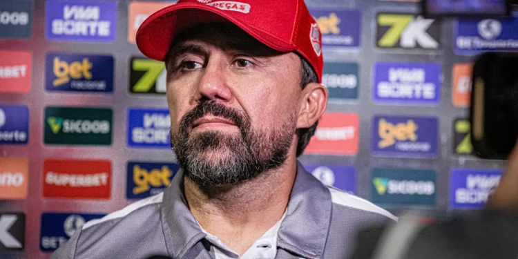 luizinho-lopes-e-demitido-do-comando-tecnico-do-vila-nova-apos-derrota-para-o-coritiba