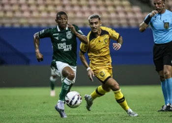 goias-volta-a-lideranca-da-serie-b-apos-empate-com-o-amazonas,-mas-liga-o-sinal-de-alerta