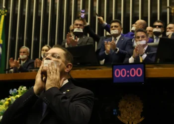 nao-satisfeita-com-as-ruas,-direita-tambem-ocupa-congresso-em-protesto