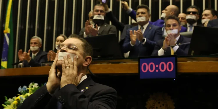 nao-satisfeita-com-as-ruas,-direita-tambem-ocupa-congresso-em-protesto