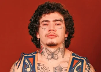 pai-e-flagrado-agredindo-e-empurrando-filho-em-via-publica