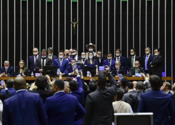 lula-volta-a-falar-em-desistir,-pois-adversarios-encaram-stf