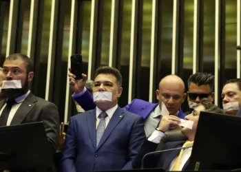 oposicao-bolsonarista-paralisa-congresso;-presidente-da-camara-fala-em-suspensao