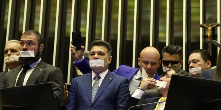 oposicao-bolsonarista-paralisa-congresso;-presidente-da-camara-fala-em-suspensao