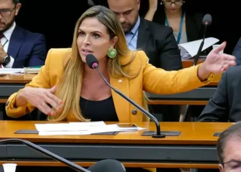 silvye-alves-e-alvo-de-assedio-virtual-com-envio-de-imagens-explicitas