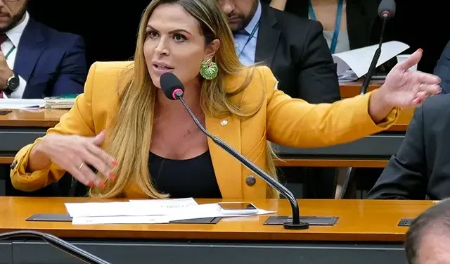 silvye-alves-e-alvo-de-assedio-virtual-com-envio-de-imagens-explicitas