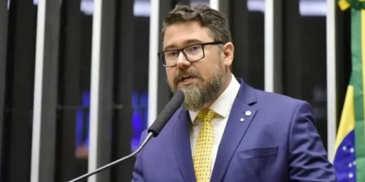 “sou-autista-e-nao-entendi”,-diz-deputado-sobre-nao-sair-da-cadeira-de-motta-no-motim-da-camara