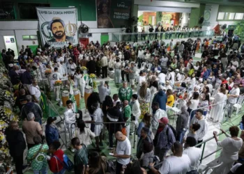 multidao-lota-velorio-de-arlindo-cruz-na-quadra-do-imperio-serrano