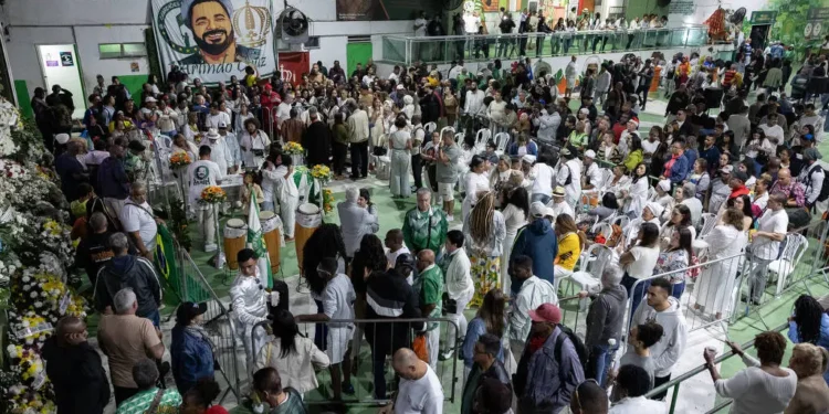 multidao-lota-velorio-de-arlindo-cruz-na-quadra-do-imperio-serrano