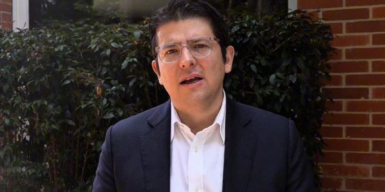 morre-miguel-uribe,-senador-e-pre-candidato-a-presidencia-da-colombia,-apos-atentado-em-bogota