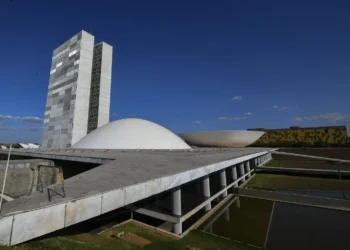 camara-busca-retomar-votacoes-apos-protesto,-pressao-por-anistia-e-fim-do-foro-privilegiado