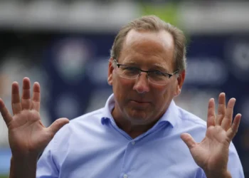 textor-mira-compra-do-sheffield-wednesday,-tradicional-clube-ingles-em-crise