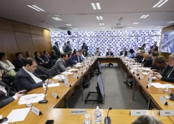 camara-adia-votacao-do-foro-privilegiado-e-anistia-a-golpistas-de-8-de-janeiro