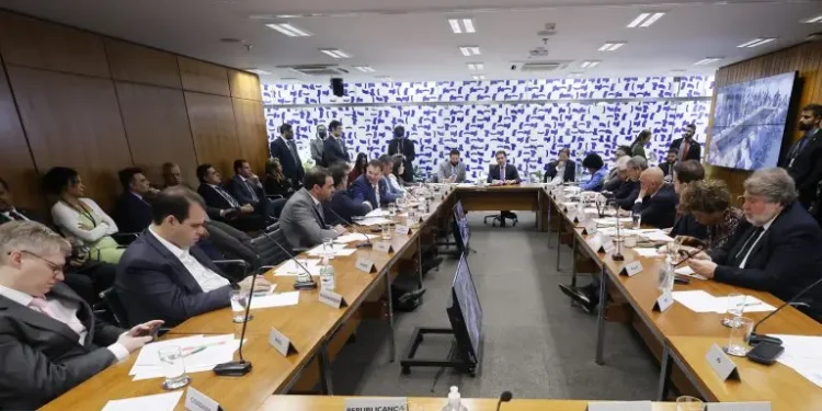 camara-adia-votacao-do-foro-privilegiado-e-anistia-a-golpistas-de-8-de-janeiro