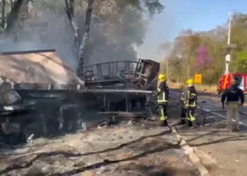 colisao-entre-dois-caminhoes-e-um-carro-deixa-um-morto-na-br-153-em-goias