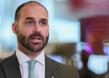 hugo-motta-envia-denuncias-contra-eduardo-bolsonaro-para-o-conselho-de-etica-da-camara