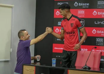 botafogo-quer-ajudar-atletico-go-a-encontrar-substituto-para-liberar-alix-vinicius