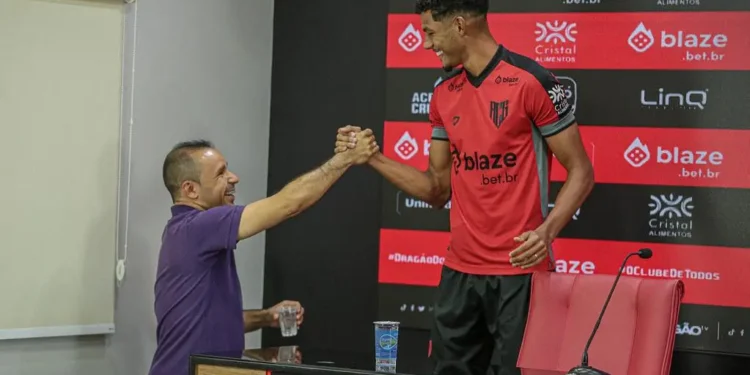 botafogo-quer-ajudar-atletico-go-a-encontrar-substituto-para-liberar-alix-vinicius