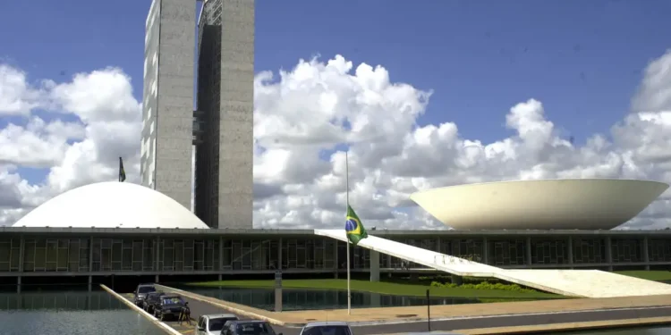 entre-motim,-“efeito-felca”-e-tarifaco,-isencao-do-ir-disputa-espaco-na-pauta-da-camara