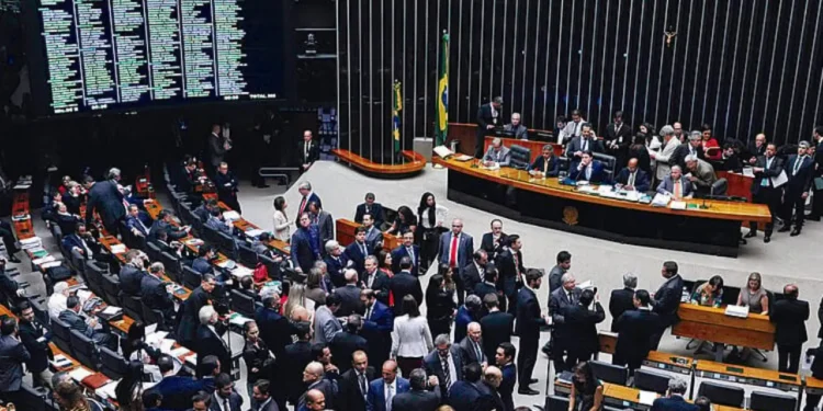 deputados-aprovam-urgencia-para-lei-que-limita-apps,-jogos-e-redes-sociais-para-criancas