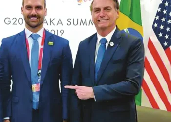 eduardo-e-jair-bolsonaro-sao-indiciados-pela-pf-por-tentativa-de-obstrucao-de-justica