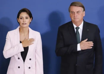 bolsonaro-transferiu-r$-2-milhoes-a-michelle-um-dia-antes-de-depor-a-pf,-aponta-relatorio